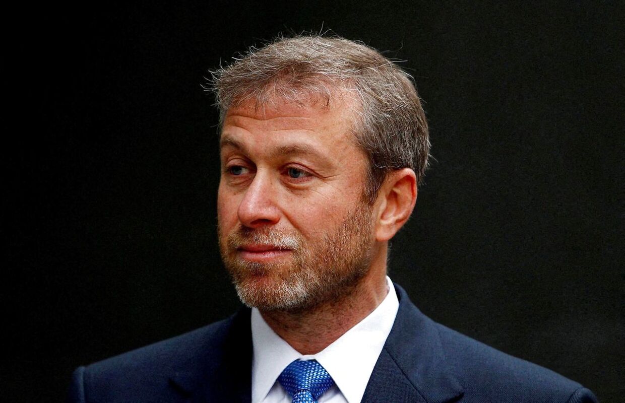 FILE PHOTO: Russian billionaire and owner of Chelsea football club Roman Abramovich arrives at a division of the High Court in central London October 31, 2011. REUTERS/Andrew Winning/File Photo