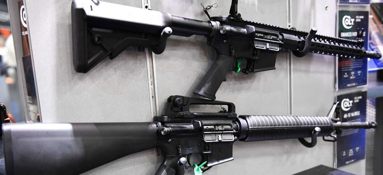 AR-15 rifler udstillet på NRA-konference afholdt efter Uvalde-massedrabet.