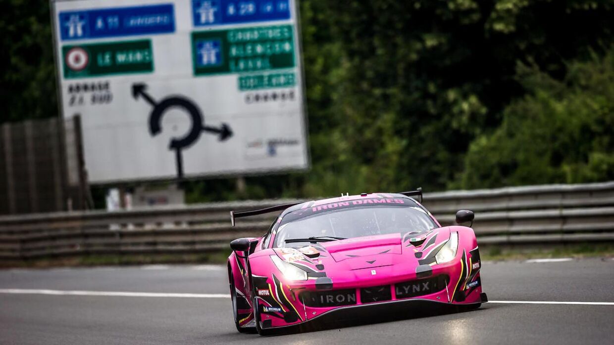 Det er denne lyserøde Ferrari, som Michelle Gatting skal forsøge at køre på podiet i Le Mans.