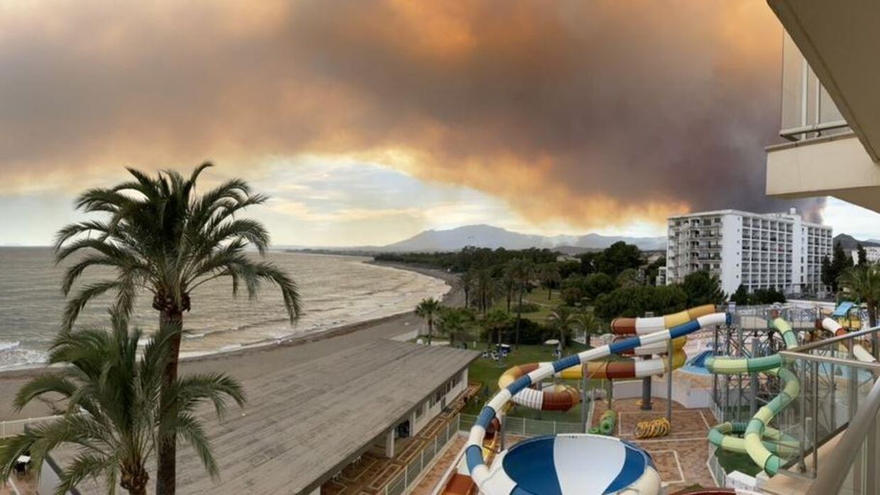 Røgen kan tydeligt ses fra ferieparadiset Marbella på Costa Del Sol.