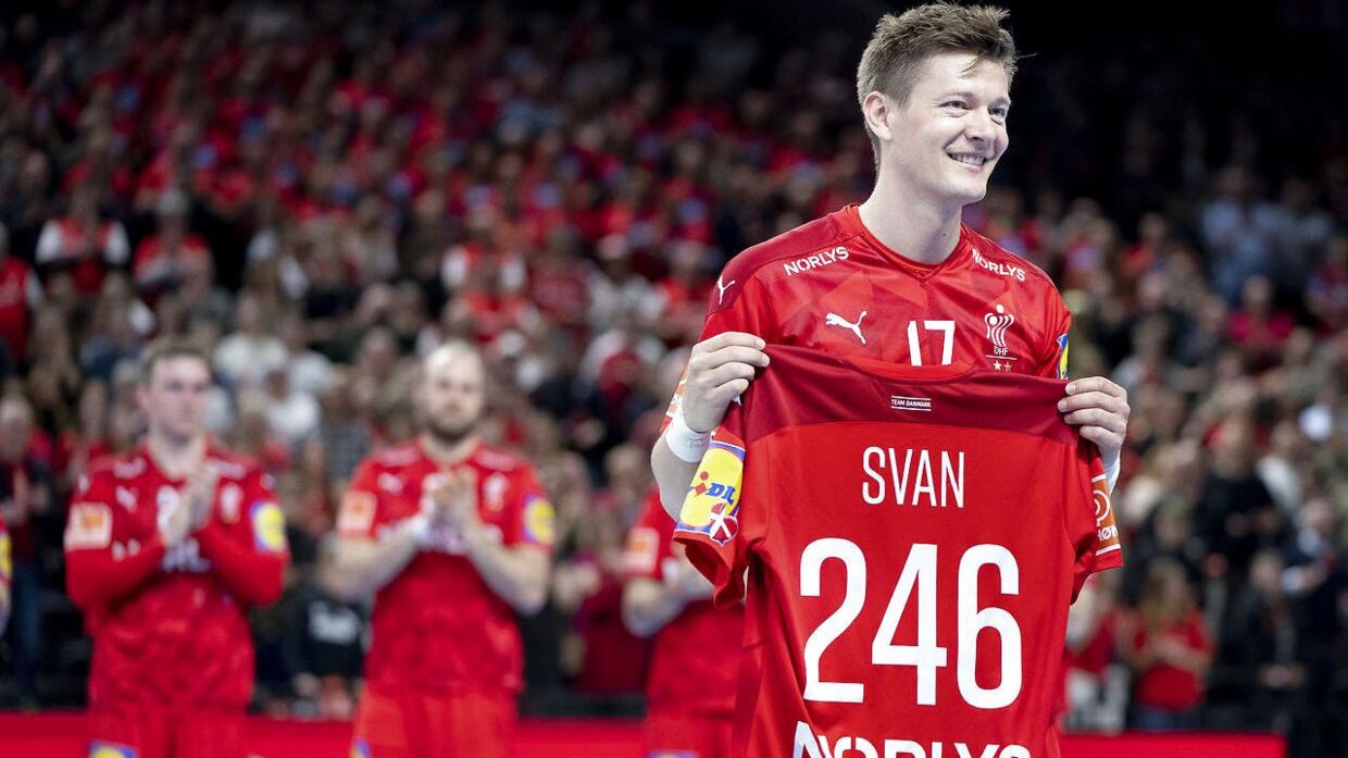 Lasse Svan hyldes efter herrehåndbold testkampen mellem Danmark og Polen, i Royal Arena i København, torsdag den 14. april 2022.. (Foto: Liselotte Sabroe/Ritzau Scanpix)
