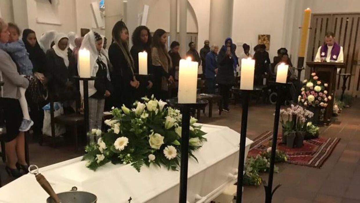 Mindst 200 mennesker var mødt op til begravelsen af Yohana Kiflay i Rindum Kirke ved Ringkøbing. 