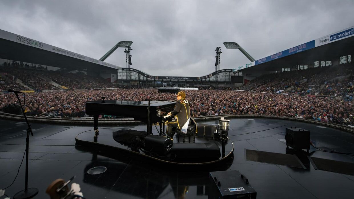 Elton John blev hyldet – men Horsens &amp; Friends sablet ned – da han tirsdag gav koncert i CASA Arena i Horsens.