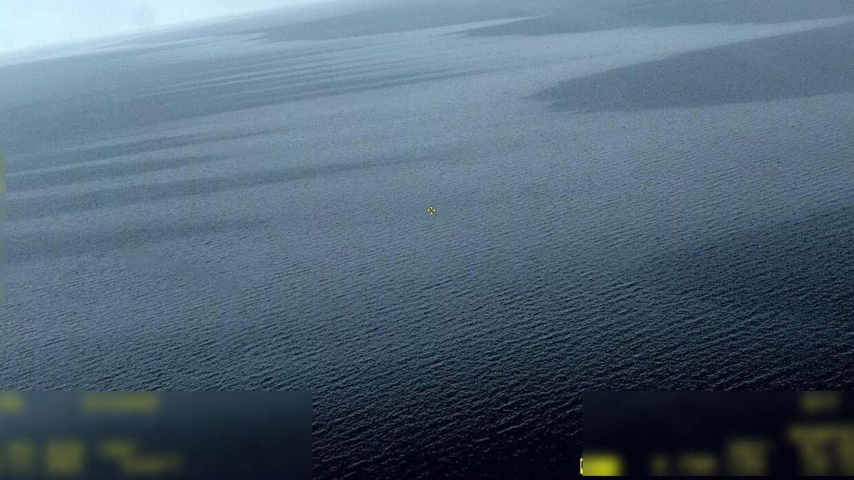 Det lyse del af havet består af et ukendt stof, der åbenbart farver vandet. Billedet er taget ud for den svenske kyst i Østersøen. Foto: Kystvagten i Sverige. 