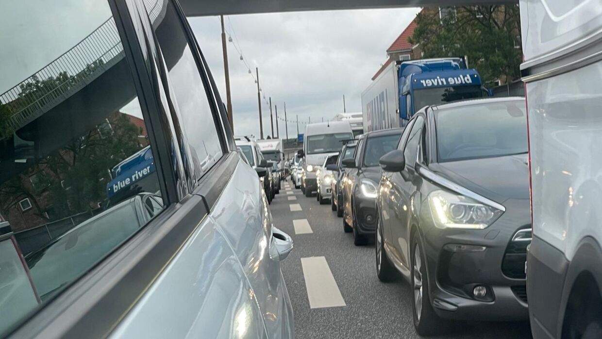 Der var massiv kø efter uheldet på Holbækmotorvejen fredag morgen.