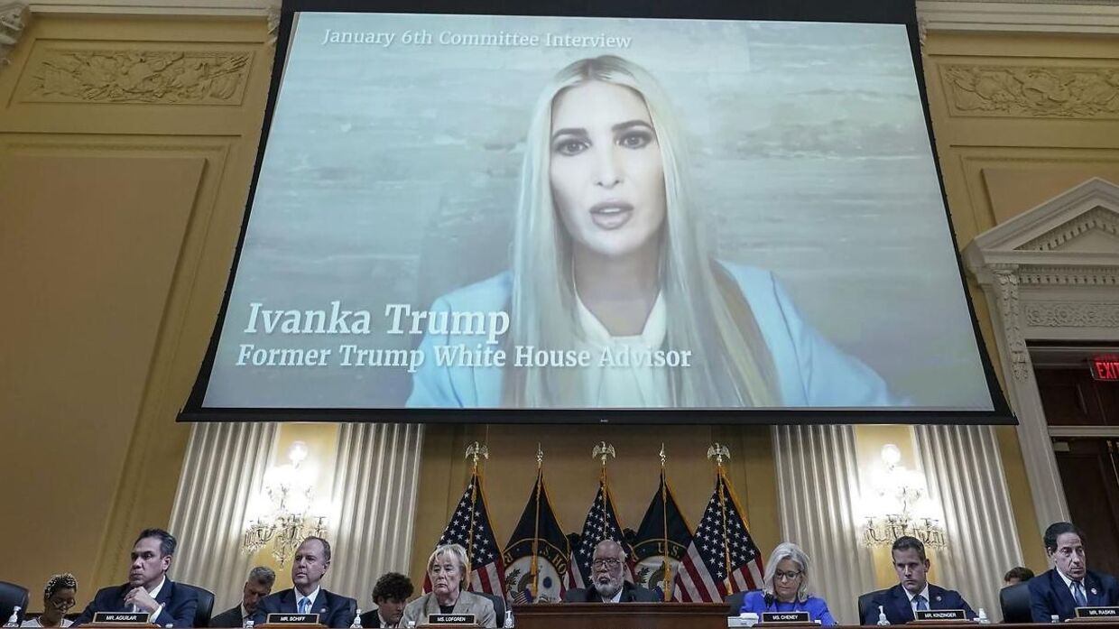Her ses Ivanka Trump under høringen i Kongressen. 
