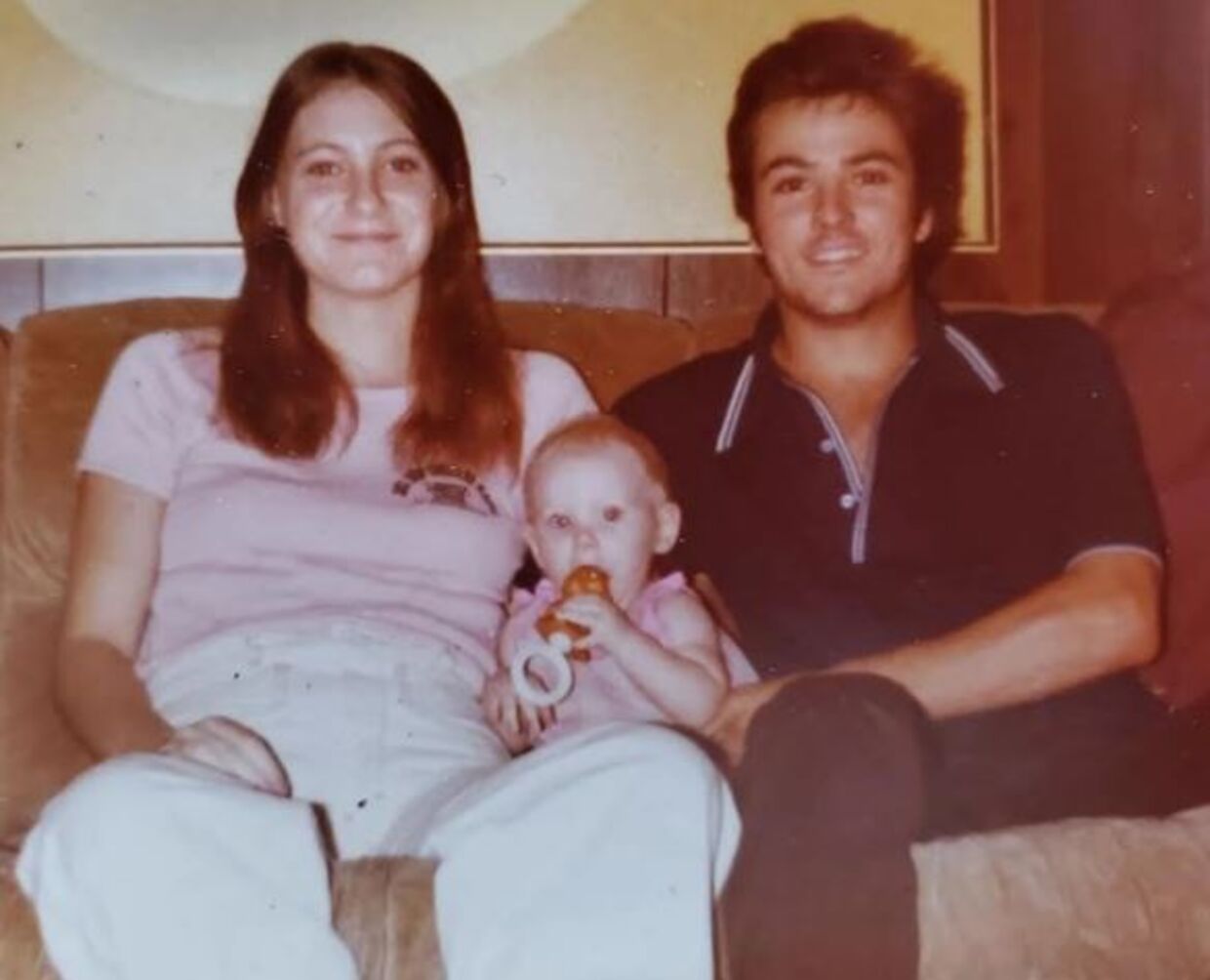 Det nygifte par Harold Clouse, 21, og Tina Gail, 17, med deres lille datter Holly. Ægteparret blev i 1981 fundet myrdede i Texas, men i årtier var ligene uidentificerede. Nu er datteren efter 42 års uvished fundet i live.