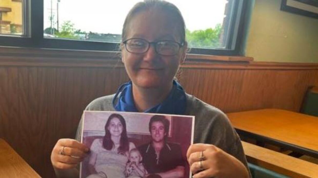 Den i dag 42-årige Holly med et foto af sig selv og sine nygifte forældre, der blev fundet myrdede i 1981 i Texas. Nu har dna og slægtsforskning omsider afsløret hendes skæbne for hendes biologiske familie.&nbsp;&nbsp;