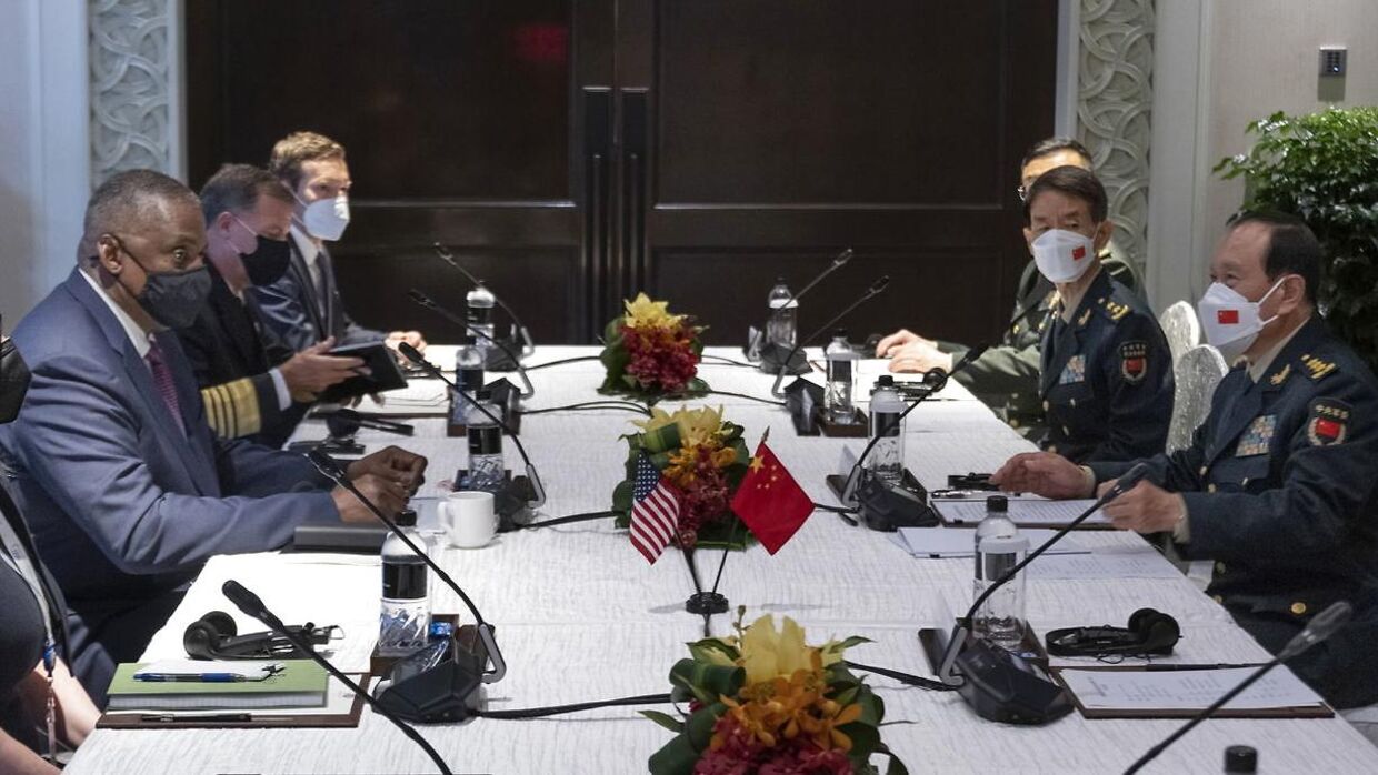 USAs forsvarsminister Lloyd J. Austin III (tv) til møde med sin kinesiske kollega Wei Fengheved Shangri-La i Singapore.