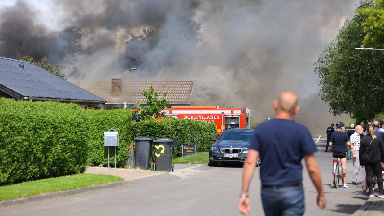 Flammerne har nået villaen. Foto: Presse-fotos.dk
