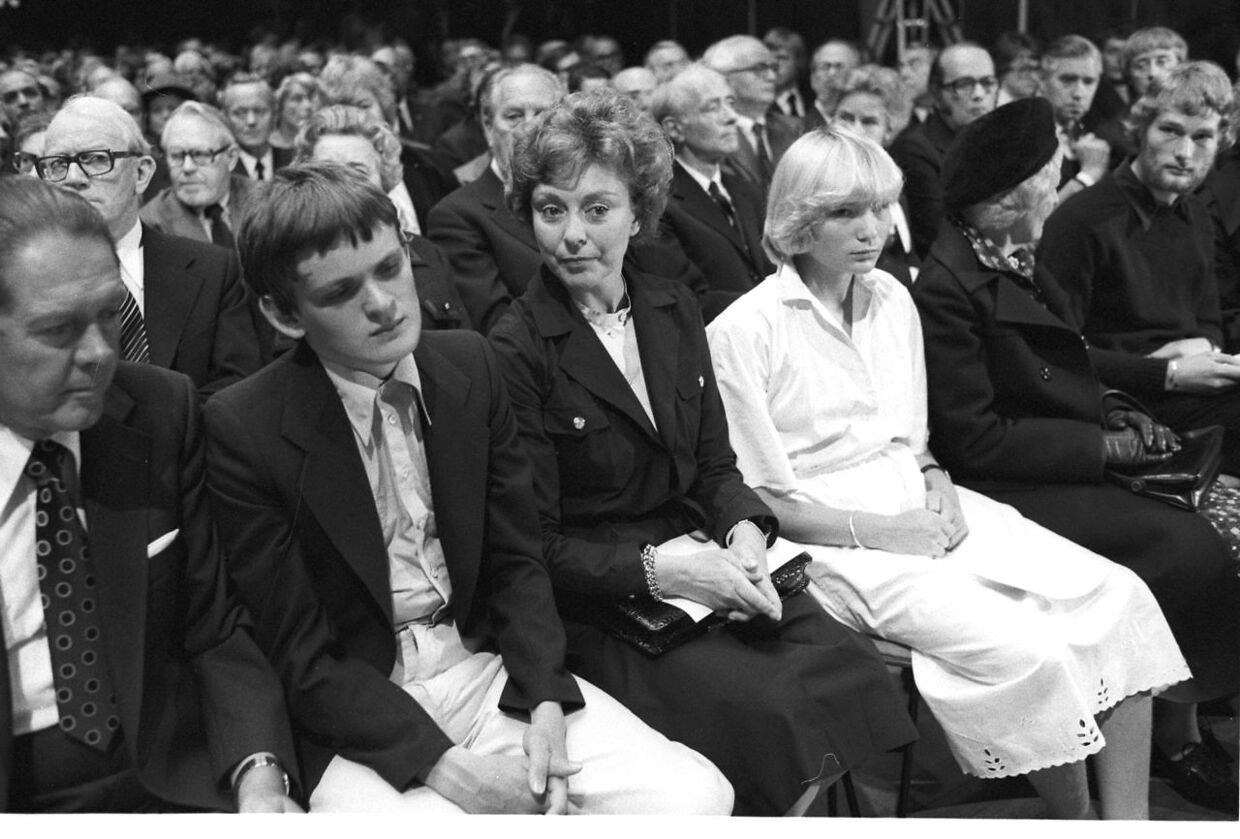 Peter Hansted var kun 22 år, da han mistede sin far. Her ses han yderst til højre ved begravelsen sammen med Helle Virkner, børnene Jens Christian og Søsser samt Helle Virkners mor, Ellen.