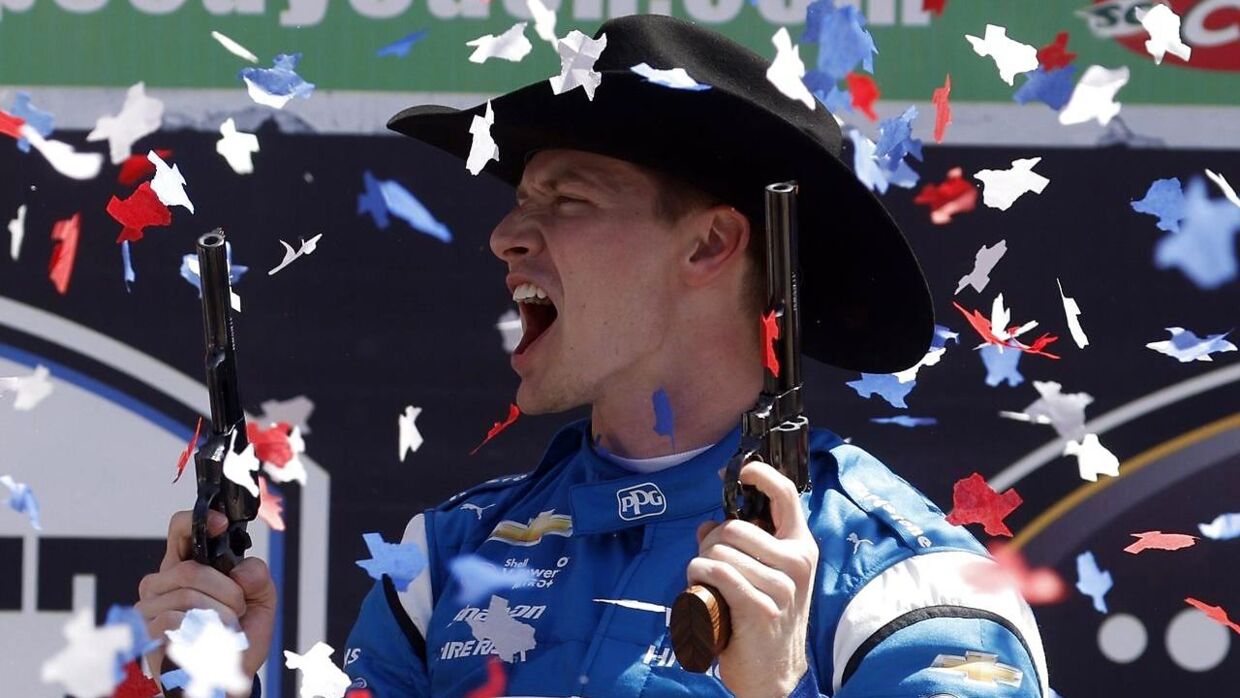 Når man vinder et løb i Texas, skal det naturligvis fejres med cowboyhat og revolvere.