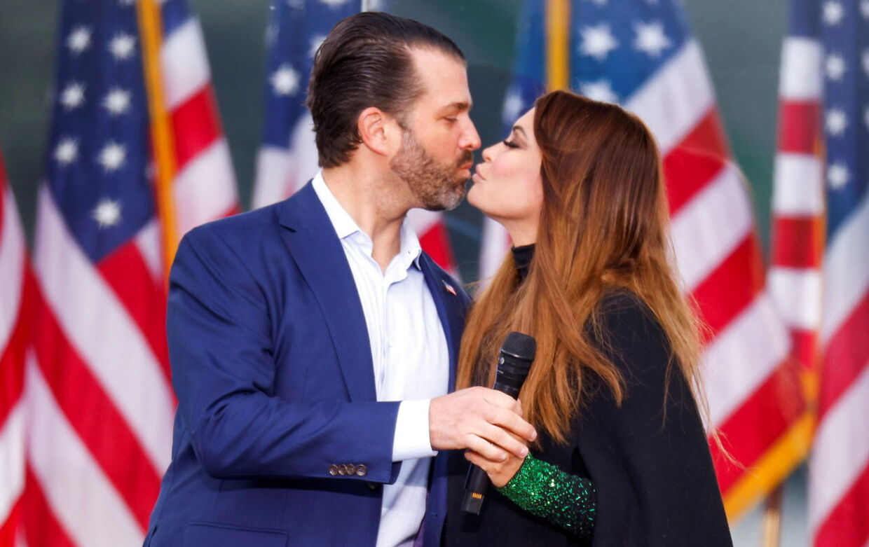 Kimberly Guilfoyle fik et kys af sin kæreste, Donald Trump Jr., efter at hun havde holdt sin korte tale, der i bund og grund skulle præsentere ham.