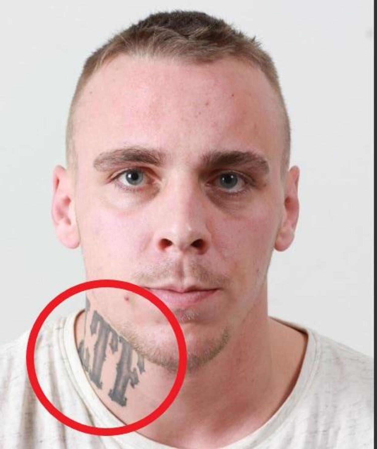 Stefan Tahir Gaarboe Danielsen har bogstaverne 'LTF' tatoveret på halsen.
