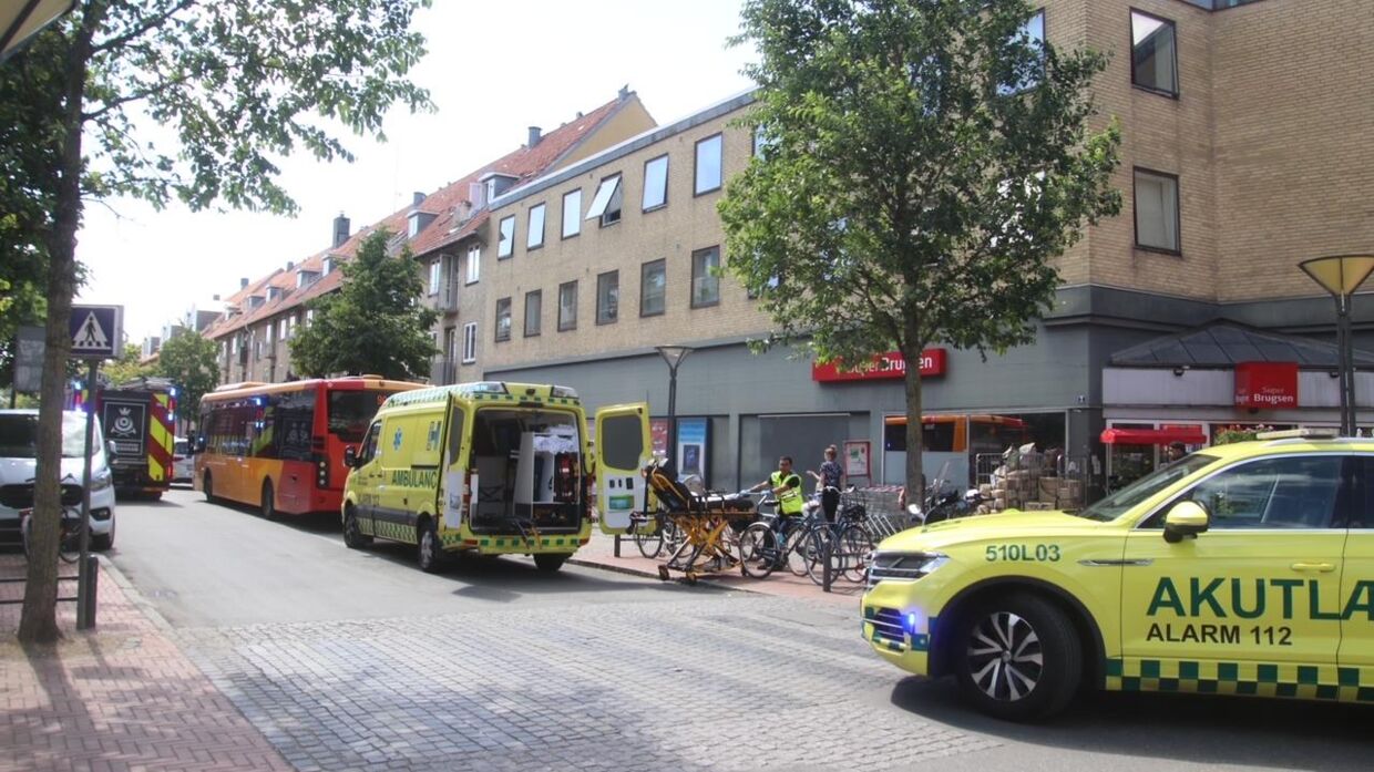 En person påkørt af bus i København lørdag eftermiddag. Foto: Presse-fotos.dk.