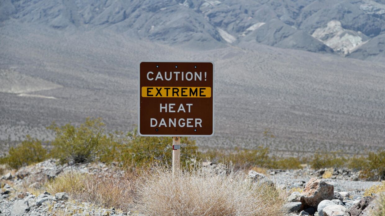 Med skilte bliver der advaret om varmen i Death Valley National Park i USA. Foto: David Becker/Reuters/Ritzau Scanpix