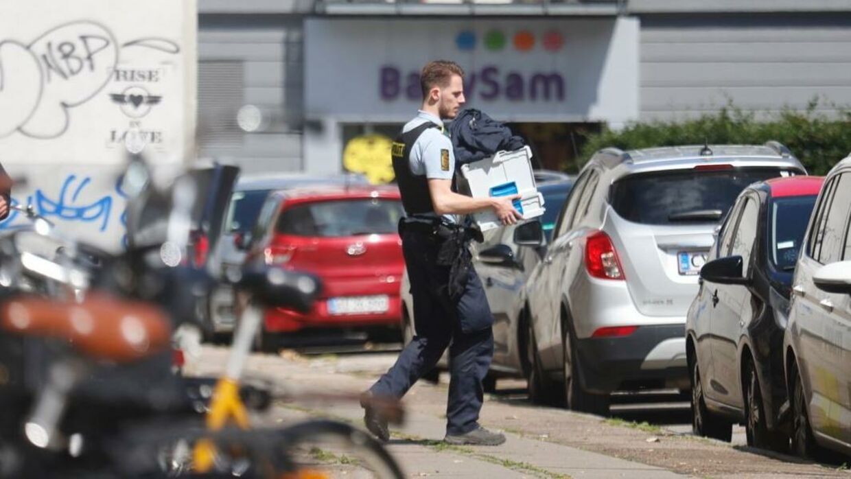 Politiet bærer effekter ud fra en lejlighed på Nyrnberggade på Amager i København, efter at en person er kommet alvorligt til skade på stedet lørdag morgen. Foto: Presse-fotos.dk