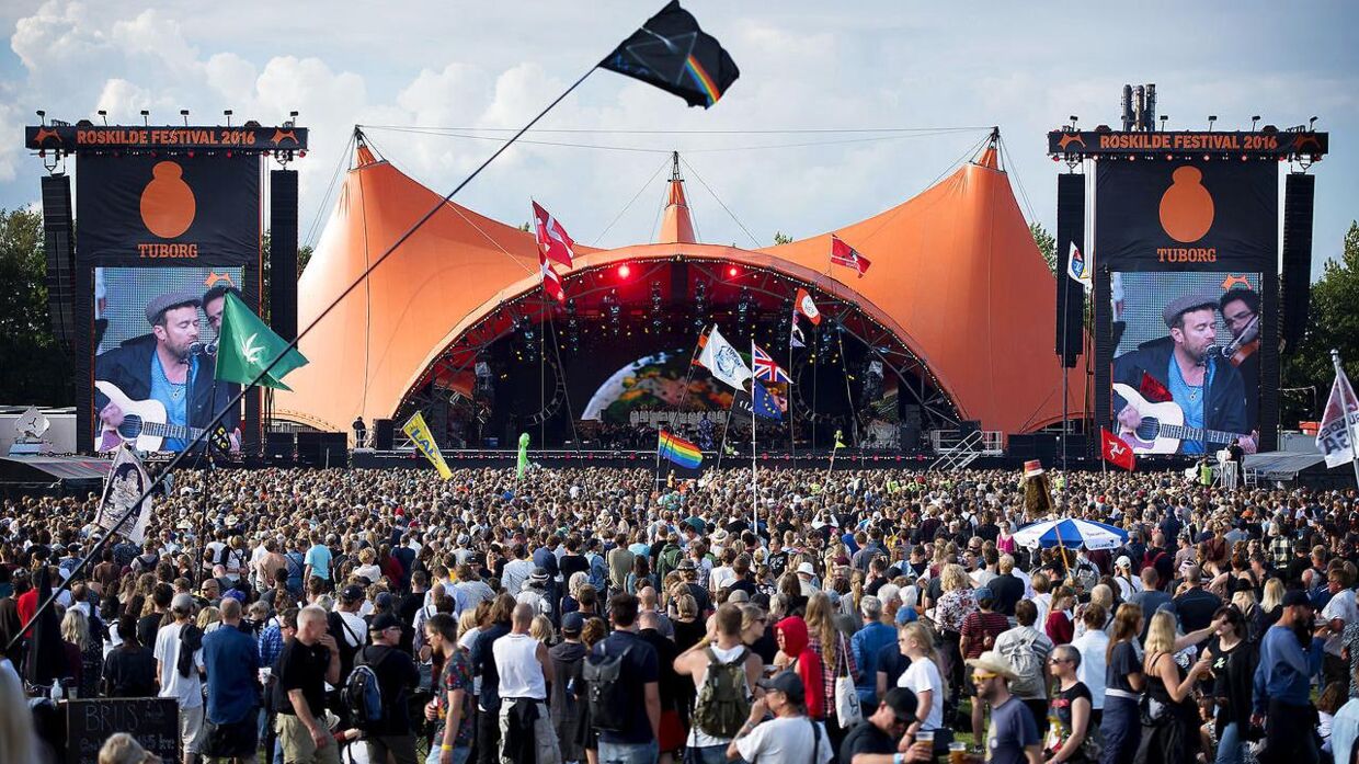 Der går ikke længe før Roskilde Festival igen løber af stablen. Billedet er fra Roskilde Festival 2016, hvor Damon Albarn optrådte.