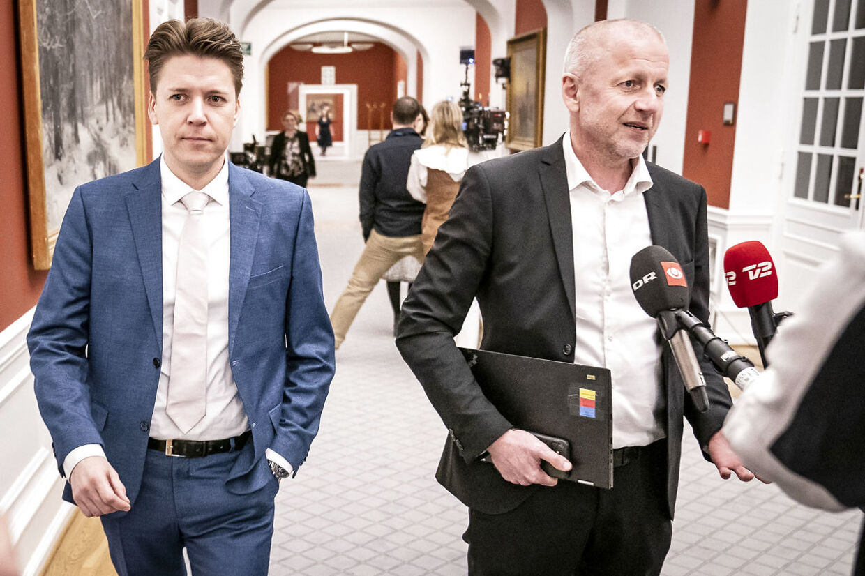 Martin Geertsen (V) og Rasmus Horn Langhoff (S) ankommer til møde i Epidemiudvalget på Christiansborg, onsdag 26. januar 2022. Epidemiudvalget afholder møde om coronasituationen. (Foto: Mads Claus Rasmussen/Ritzau Scanpix)
