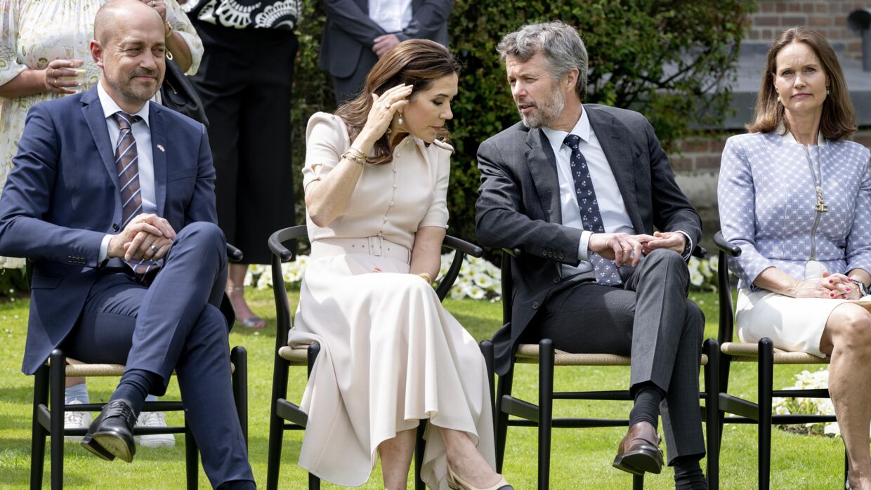 Kronprinsparret får sig en snak i ambassadør Jarl Frijs-Madsen have i Haag, tirsdag den 21. juni