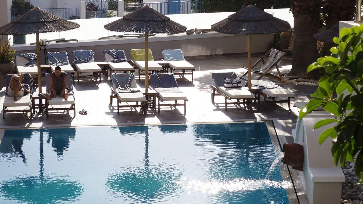 Arkiv. Poolområdet på Hotel Parasol på den græske ø Karpathos.