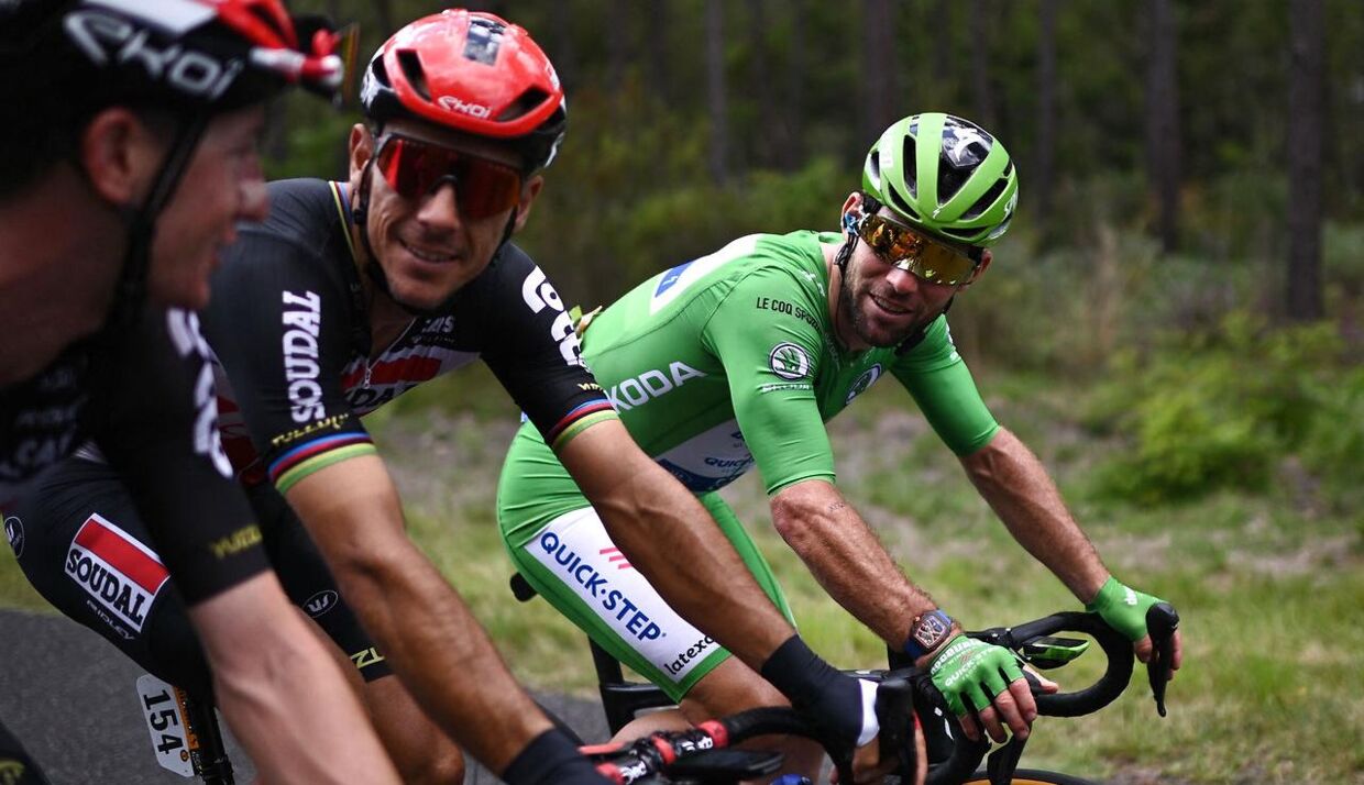 Mark Cavendish (th.) joker med et par konkurrenter under sidste års Tour de France