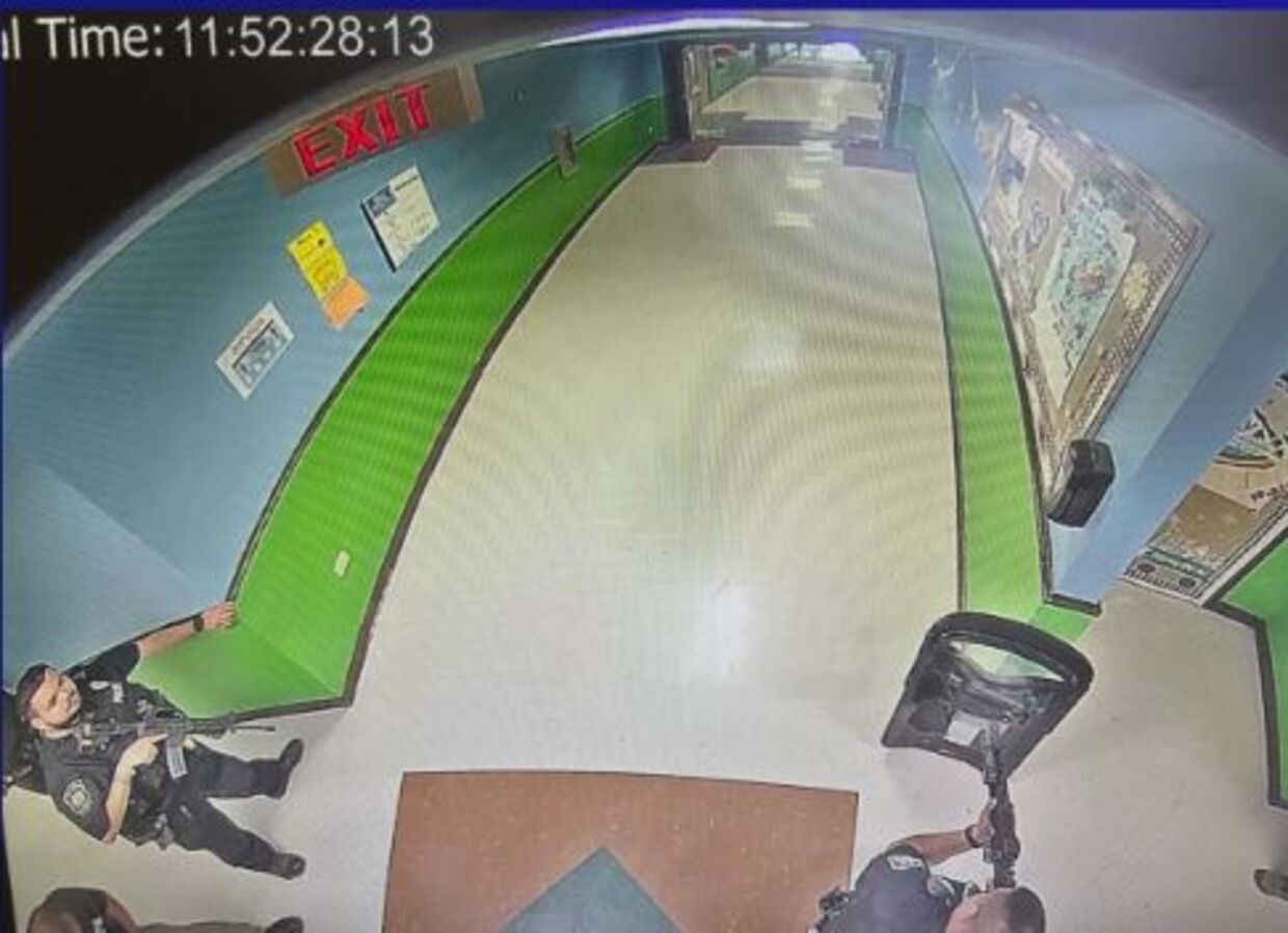 Overvågning fra Robb Elementary School viser, at bevæbnet politi var til stede på skolen efter få minutter.