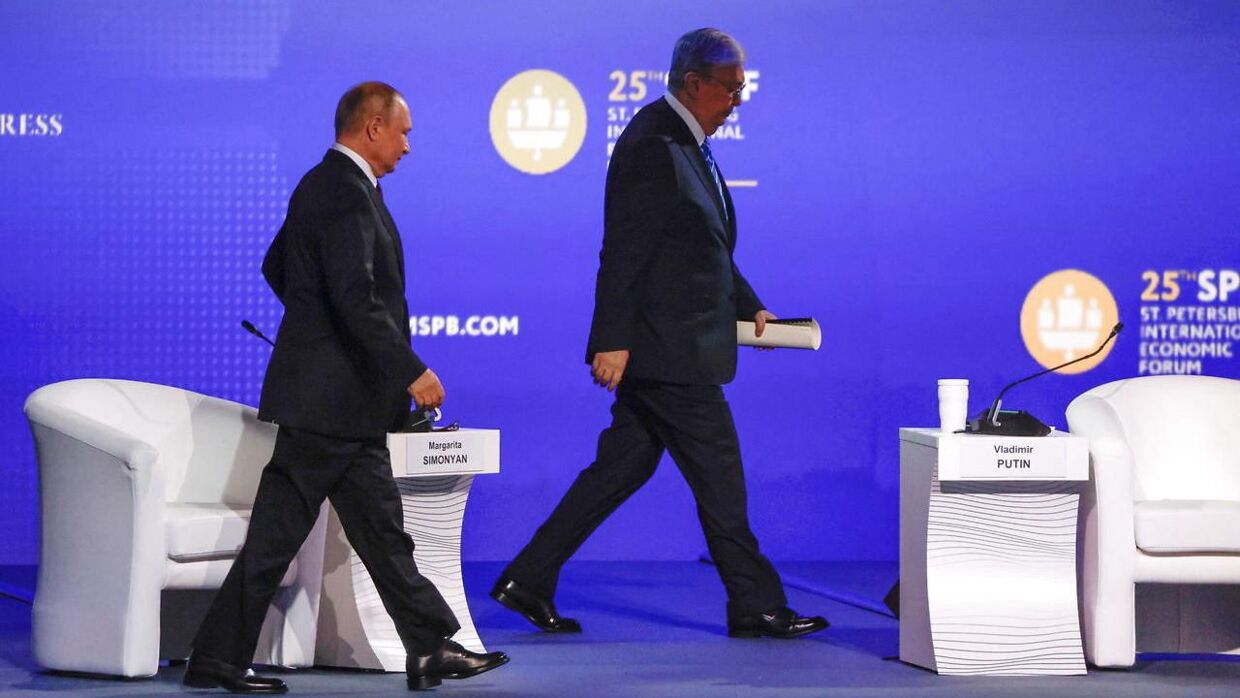 Her ses Vladimir Putin og Kassym-Jomart Tokajev under topmødet fredag.