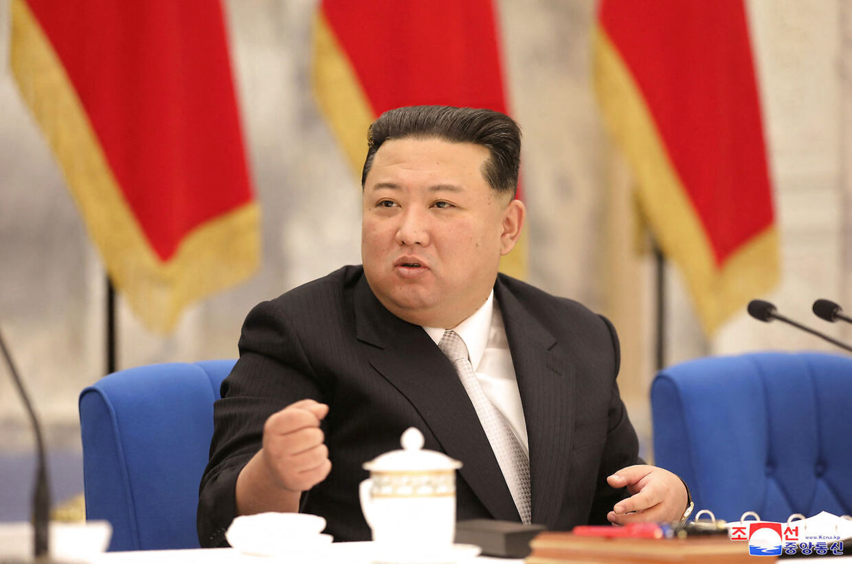 Den nordkoreanske leder Kim Jong-un har sværget på, at han vil styrke landets forsvar.