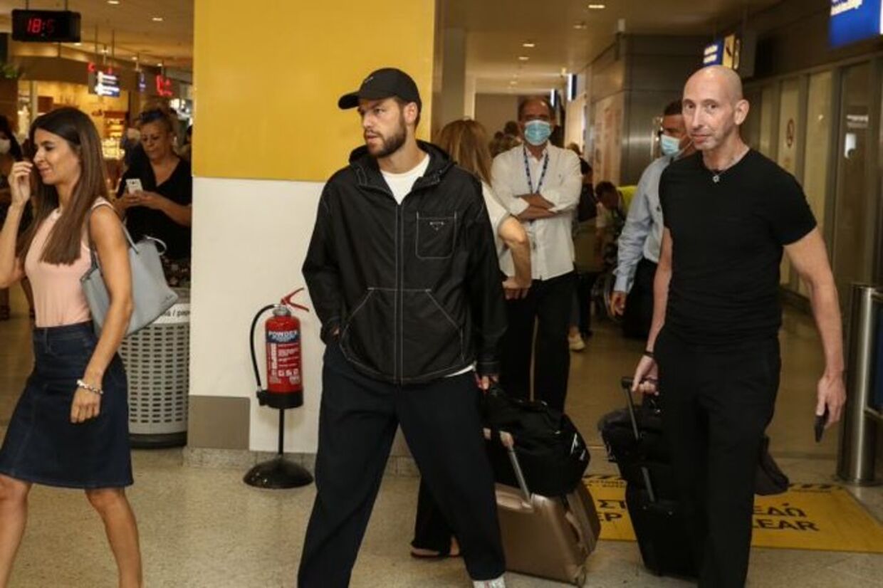Zinckernagel blev modtaget af pressen og fans i Athens lufthavn.