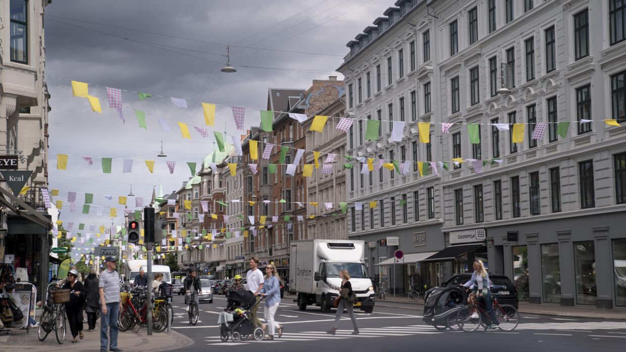 Cykelløbet Tour de France sætter så småt sit præg på København. Her er det Østerbrogade, som er klædt i gule farver, mandag den 20. juni 2022.