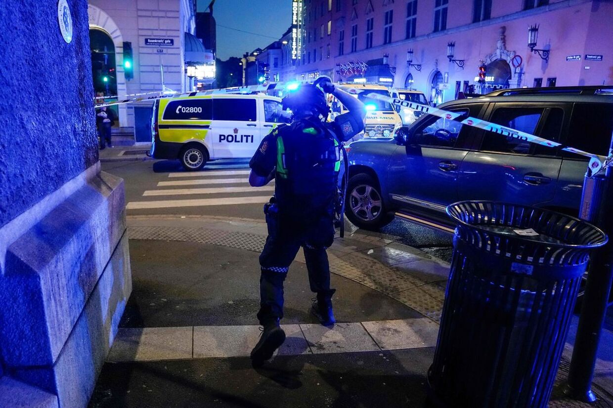 Politiet sikrer området efter skyderiet natten til lørdag. (Photo by Javad PARSA / NTB / AFP) / Norway OUT