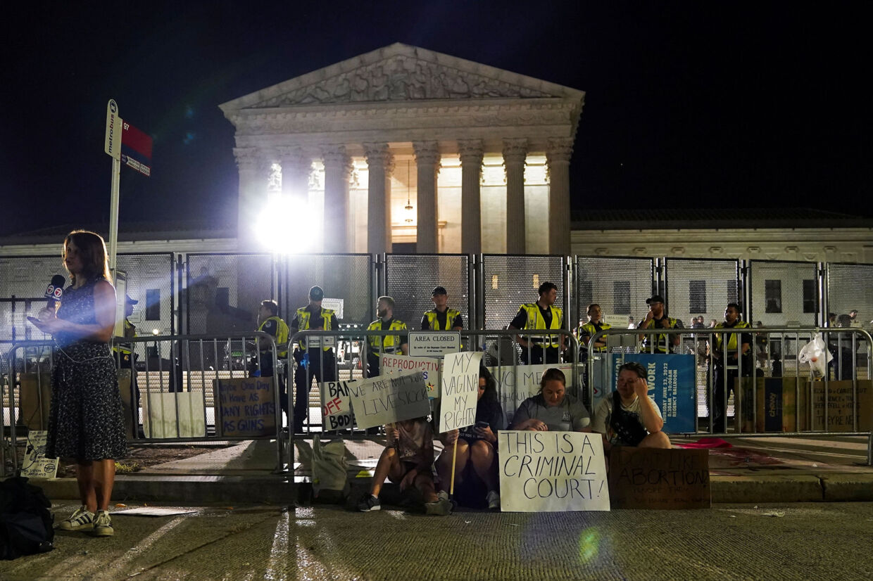 Flere tusinde demonstranter har brugt lørdagen foran USA&#039;s højesteret i protest mod den dom, der nu fjerner amerikanske kvinders ret til abort. Shuran Huang/Reuters