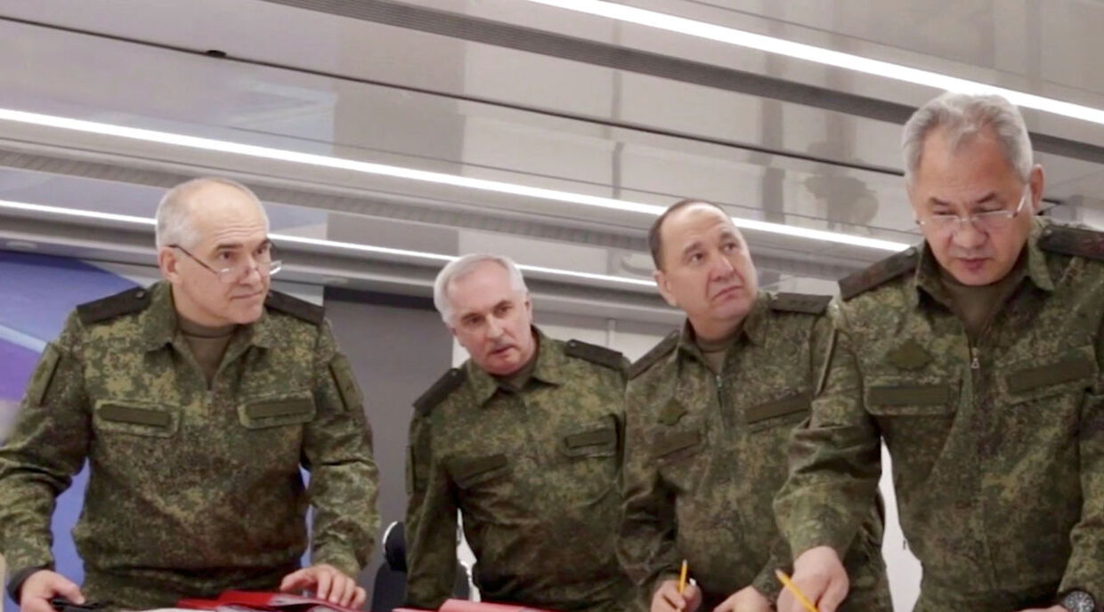 Fra højre: Forsvarsminister Sergej Sjojgu, viceforsvarsminister og generaloberst Gennadj Zjidko, generaloberst Viktor Goremykin, generaloberst Sergej Rudskoj.