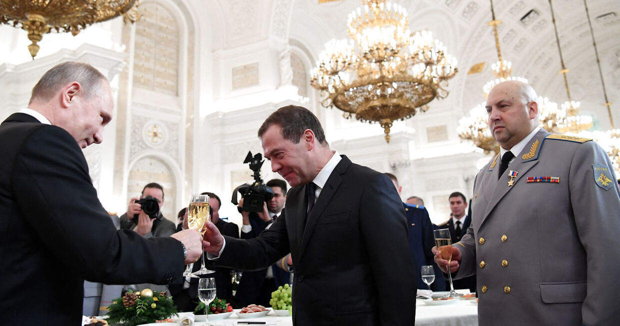 Vladimir Putin og premierminister Dmitrij Medvedev ses her med Sergej Surovikin (til højre), som nu er kommandør i Ukraine, under en middag i 2017. I den periode spillede Surovikin en stor rolle i den russiske indsats i Syrien.