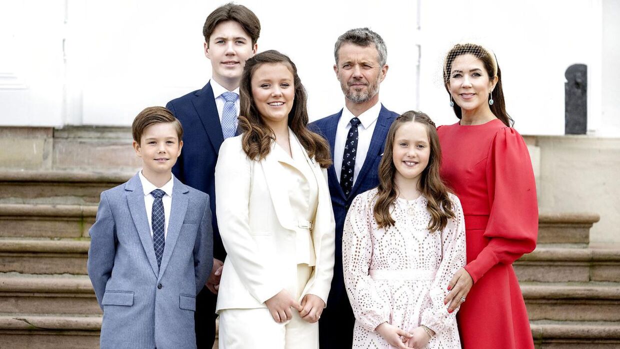 Prinsesse Isabella blev konfirmeret i Fredensborg Slotskirke lørdag d. 30. april 2022. Kronprins Frederik, Kronprinsesse Mary og børnene Prins Christian, Prinsesse Isabella, Prins Vincent og Prinsesse Josephine.