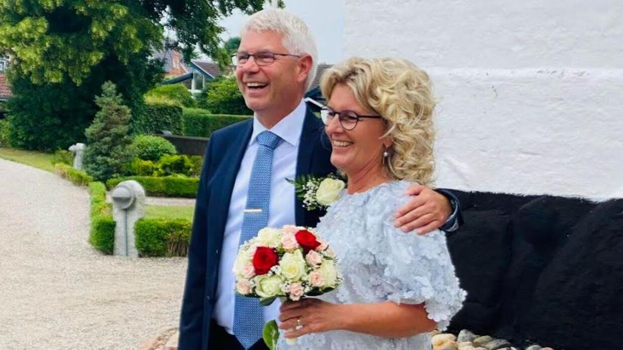 Her ses ægteparret Klaus og Nicoline, da de sidste sommer blev gift i en kirke i den fynske hjemby Nørre Aaby. Nu er der knap så meget at smile over for parret. Foto: Privat