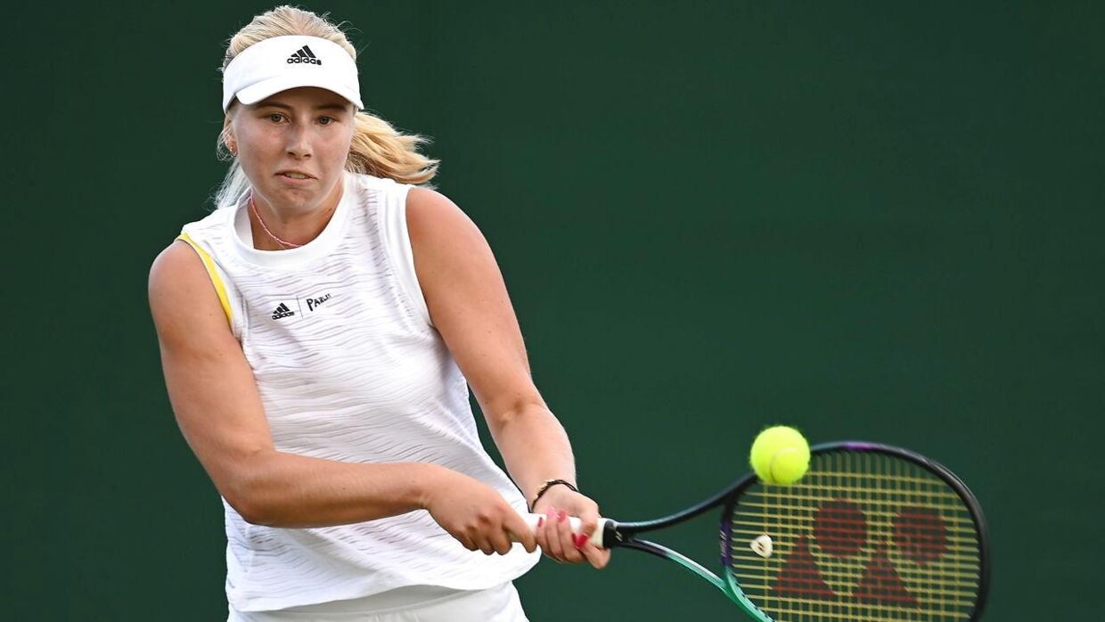 Clara Tauson måtte trække sig i første runde af Wimbledon med en rygskade.