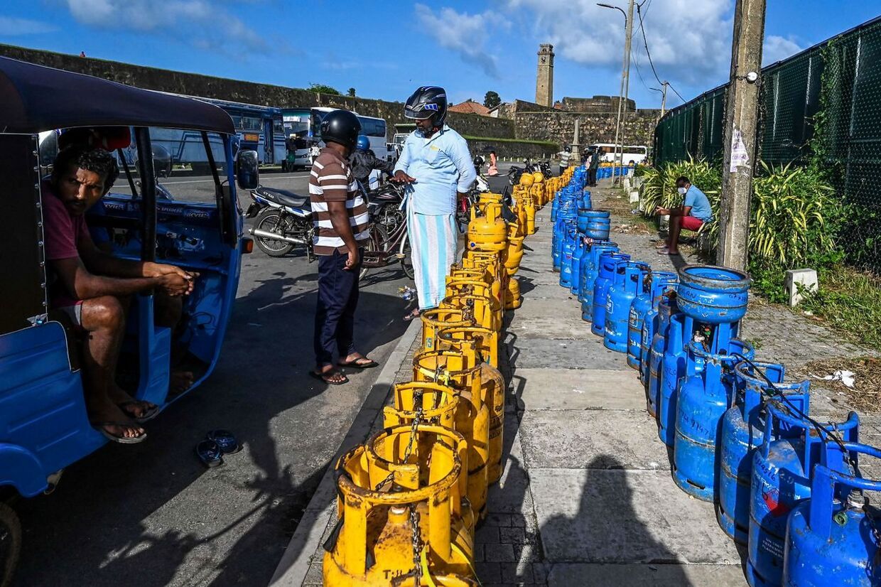 Folk venter på at købe gas på flasker nær Galle International Cricket Stadium i Galle, Sri Lanka, 28. juni 2022.