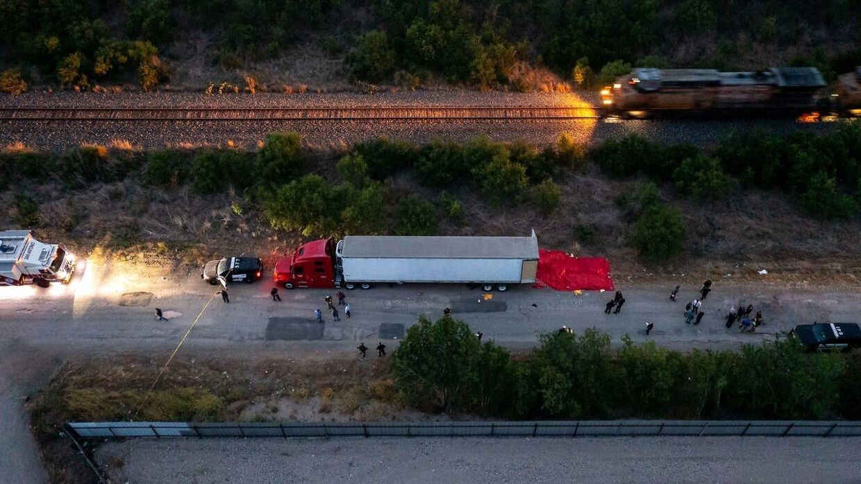 Mindst 50 personer er fundet døde i lastrummet i en lastbil i Texas.