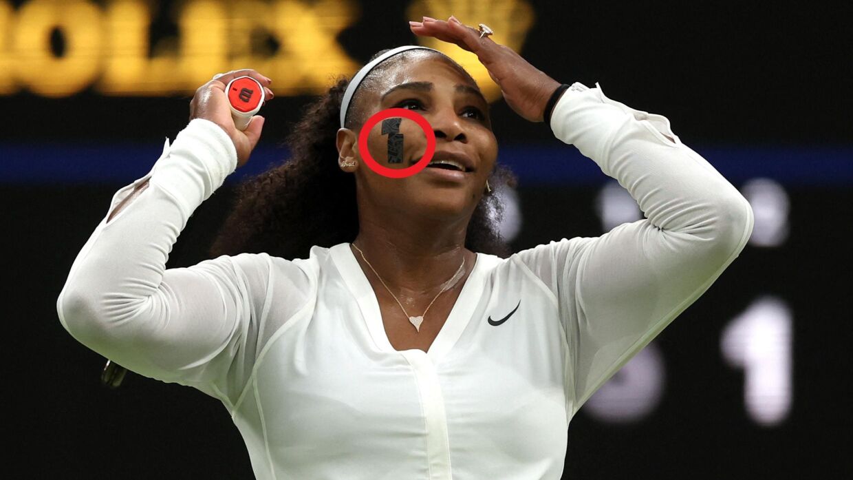 Serena Williams spillede med et særligt stykke tape i ansigtet.
