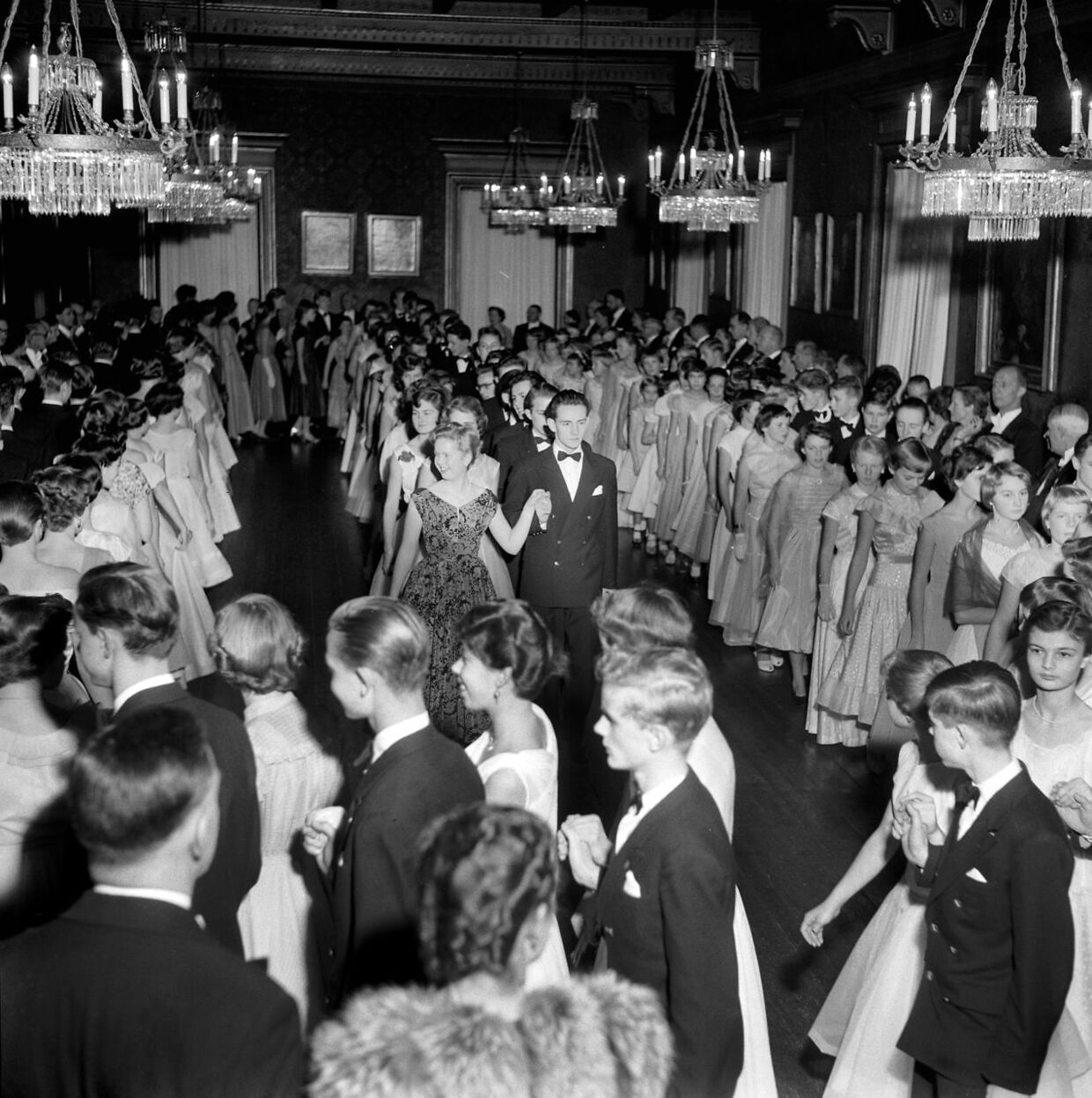 Sådan så det ud, da der i 1956 blev afholdt 'Trollebal' på Herlufsholm i anledning af stifterens 440 års fødselsdag. I dag ville billedet ikke være meget anderledes på den traditionsbundne kostskole.