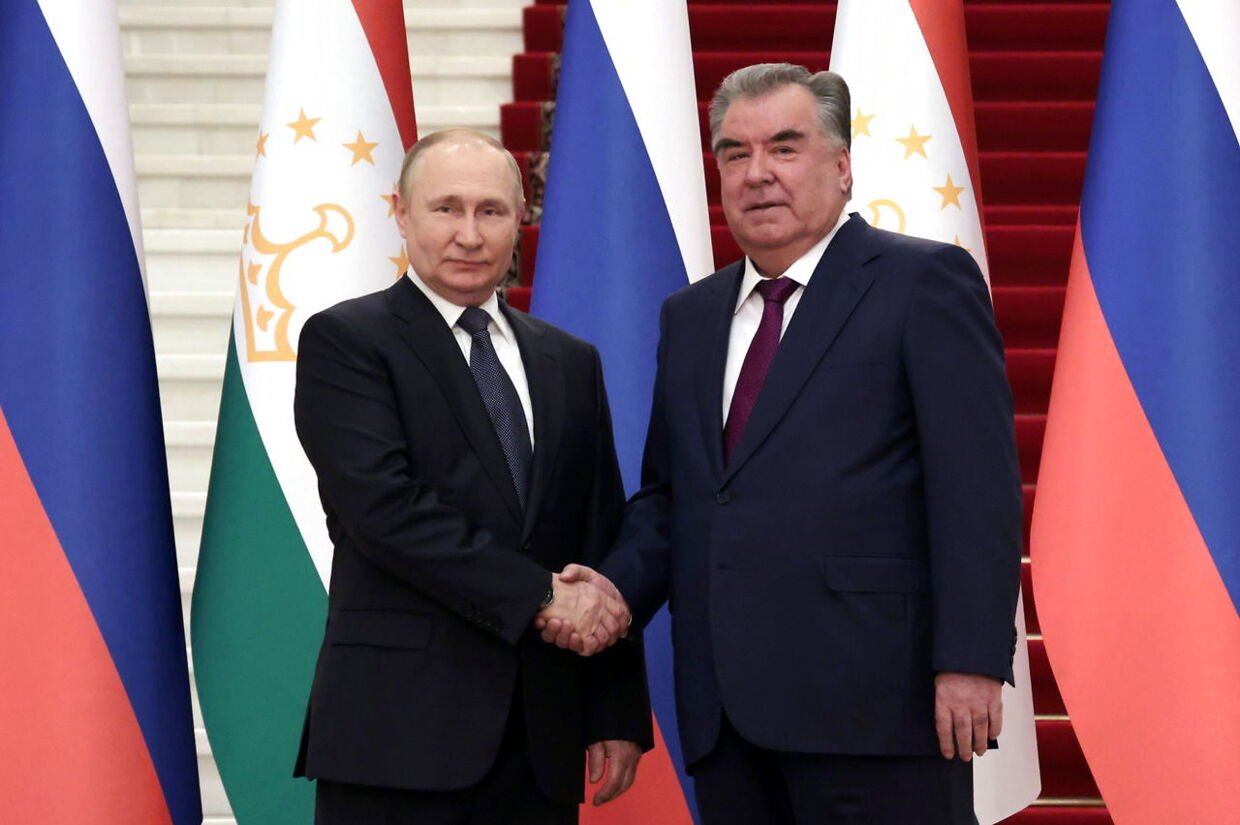 Tirsdag: Vladimir Putin (tv.) i Tadjikistan – her med landets præsident, Emomali Rahmon.