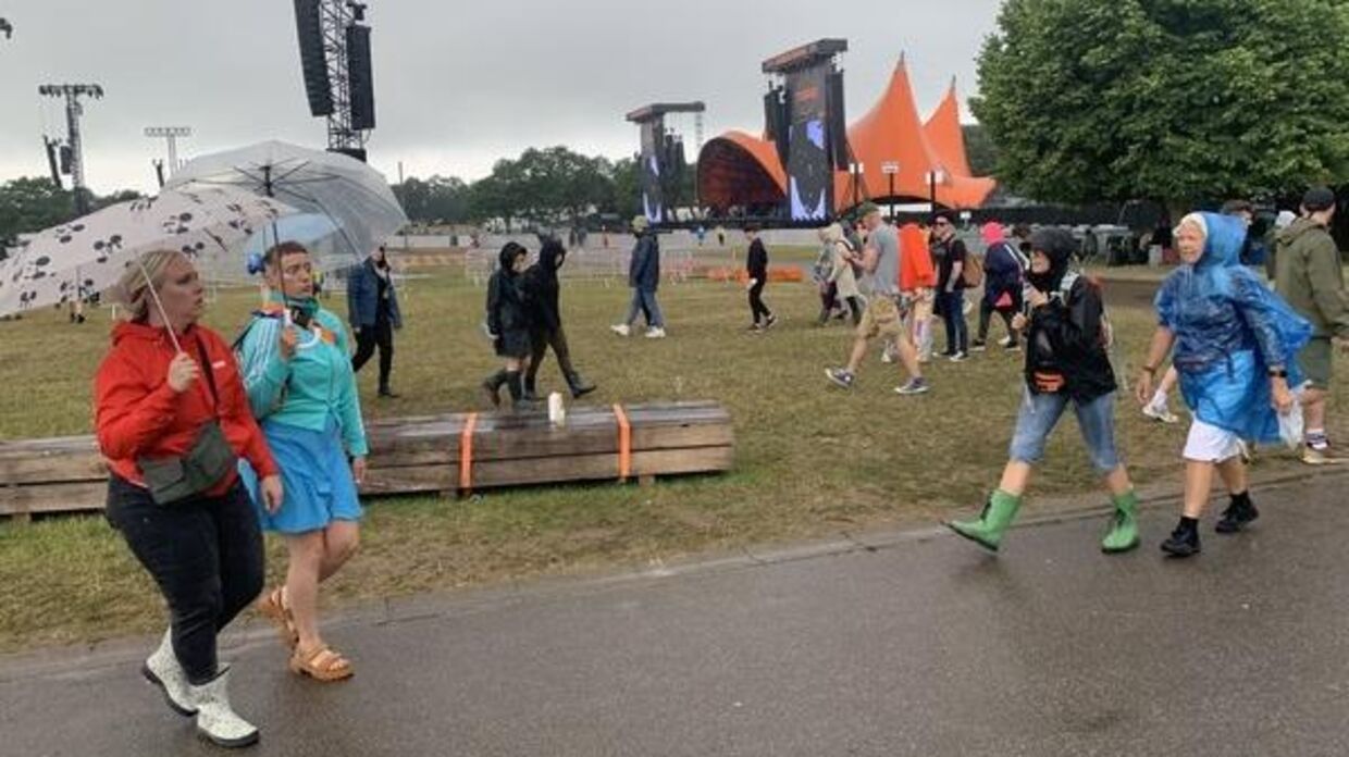 Fredag var vejret ikke med festivalsgæsterne på Roskilde Festival 2022.