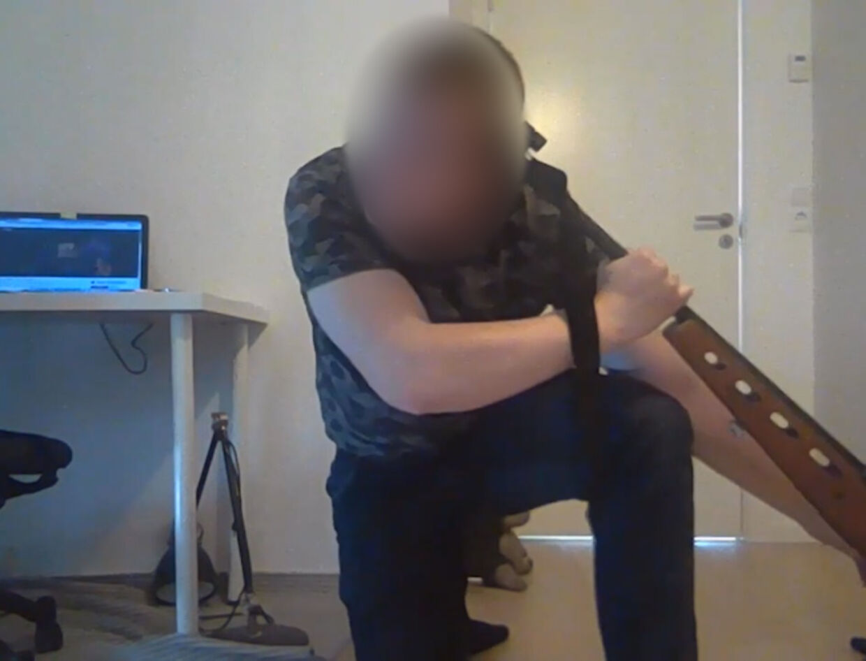 Her ses et skærmbillede fra en af de videoer, som den formodede gerningsmand lagde op inden skyderiet.
