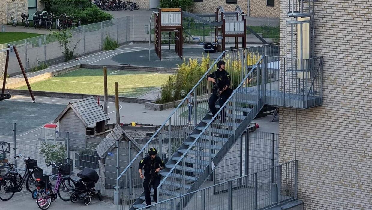 Kampklædt politi ved Strandlodsvej på Amager søndag eftermiddag.