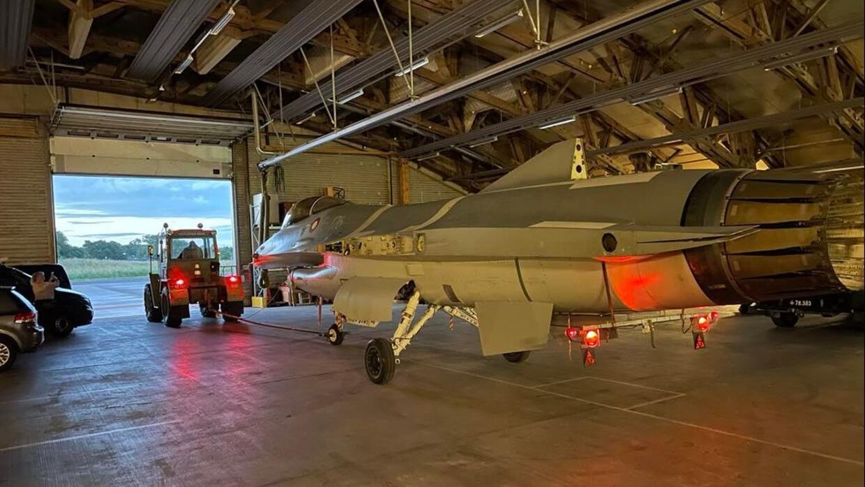 Det store F16 blev trukket fra Flyvestation Aalborg, hvor det har været til rally i DM-ugen og ud til Aalborg Forsvars- og Garnisonsmuseum.