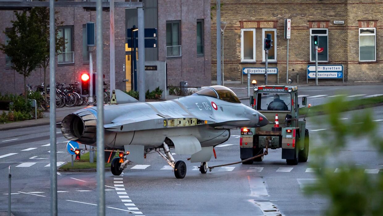 Morgenfriske aalborgensere fik sig lidt af en overraskelse, da et F16 fly trillede genne byen lidt efter klokken 04.00 tirsdag morgen.
