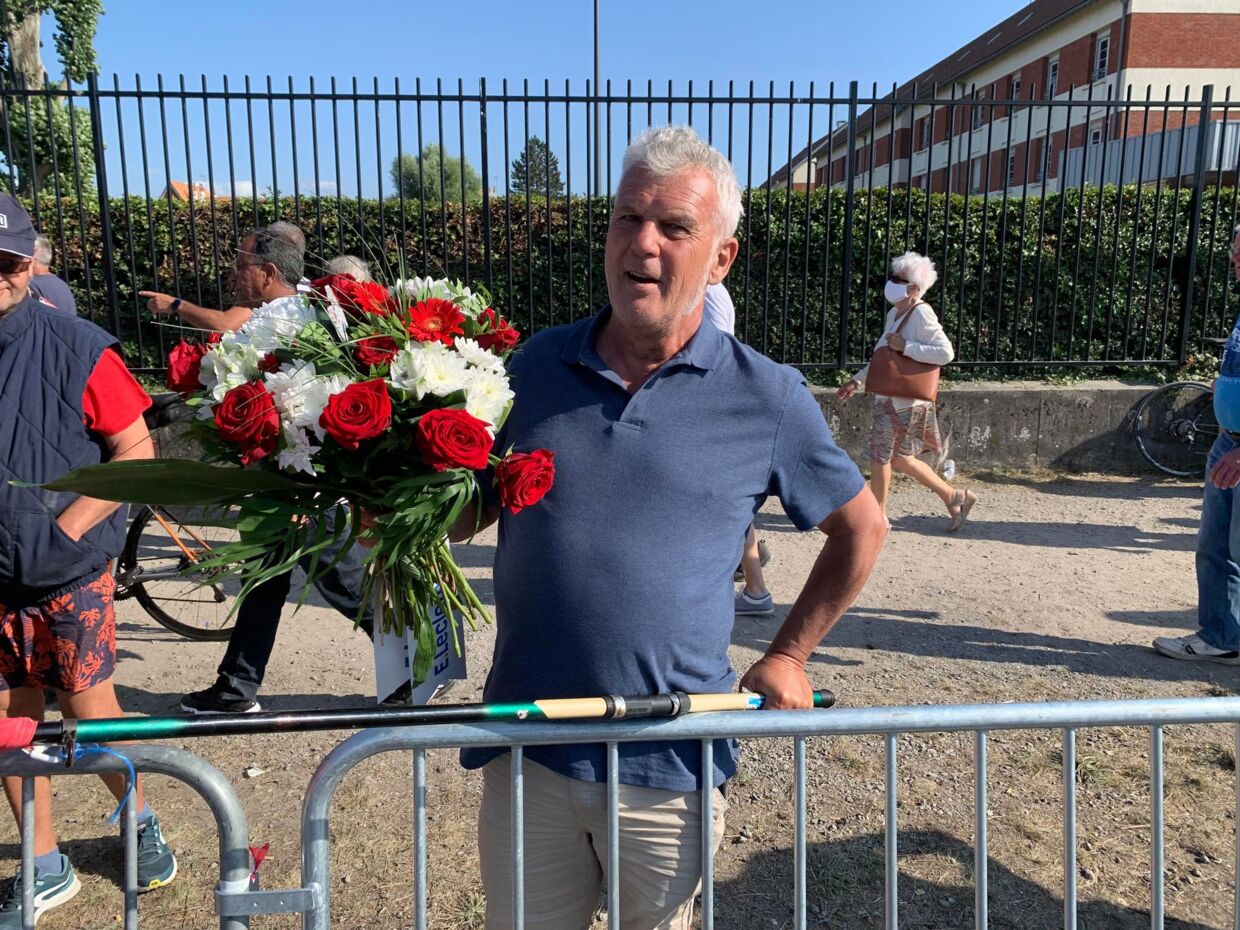 En heldig fan fik Magnus Corts blomster tirsdag aften.