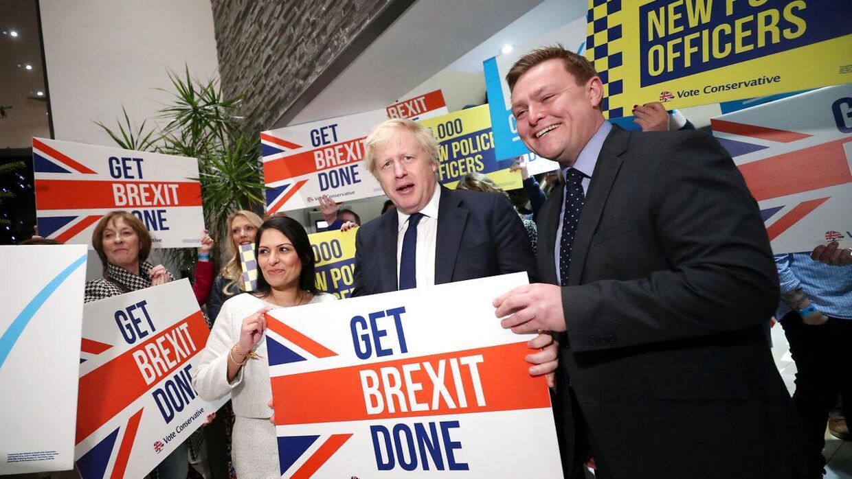 Will Quince ses her til højre for Boris Johnson. 